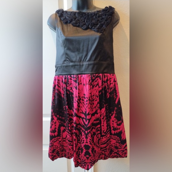 $149  BEBE 2 TONE PAINT STROKE PRIMAL BLOOM ROSETTE BUBBLE DRESS SIZE M - Picture 1 of 15